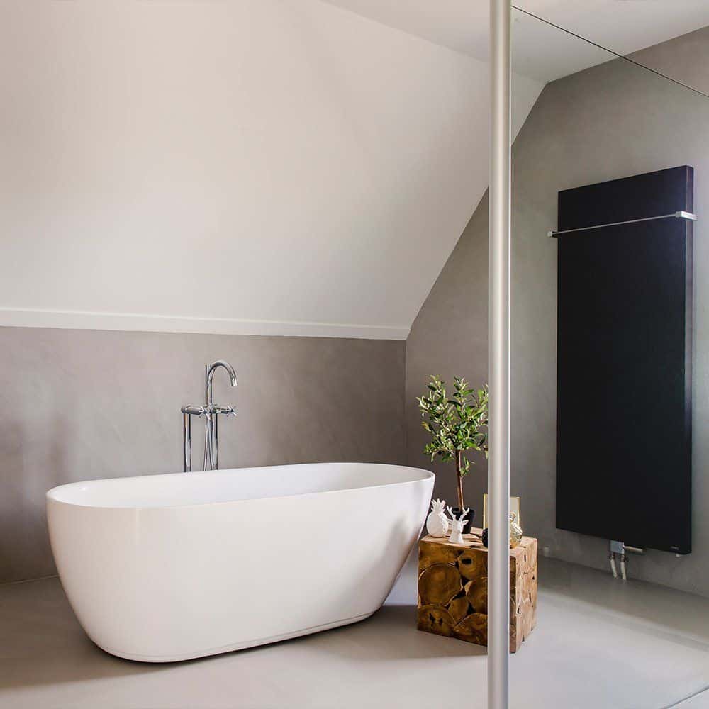 Fugenloses Badezimmer aus Beton Ciré mit freistehender Badewanne in Bremen