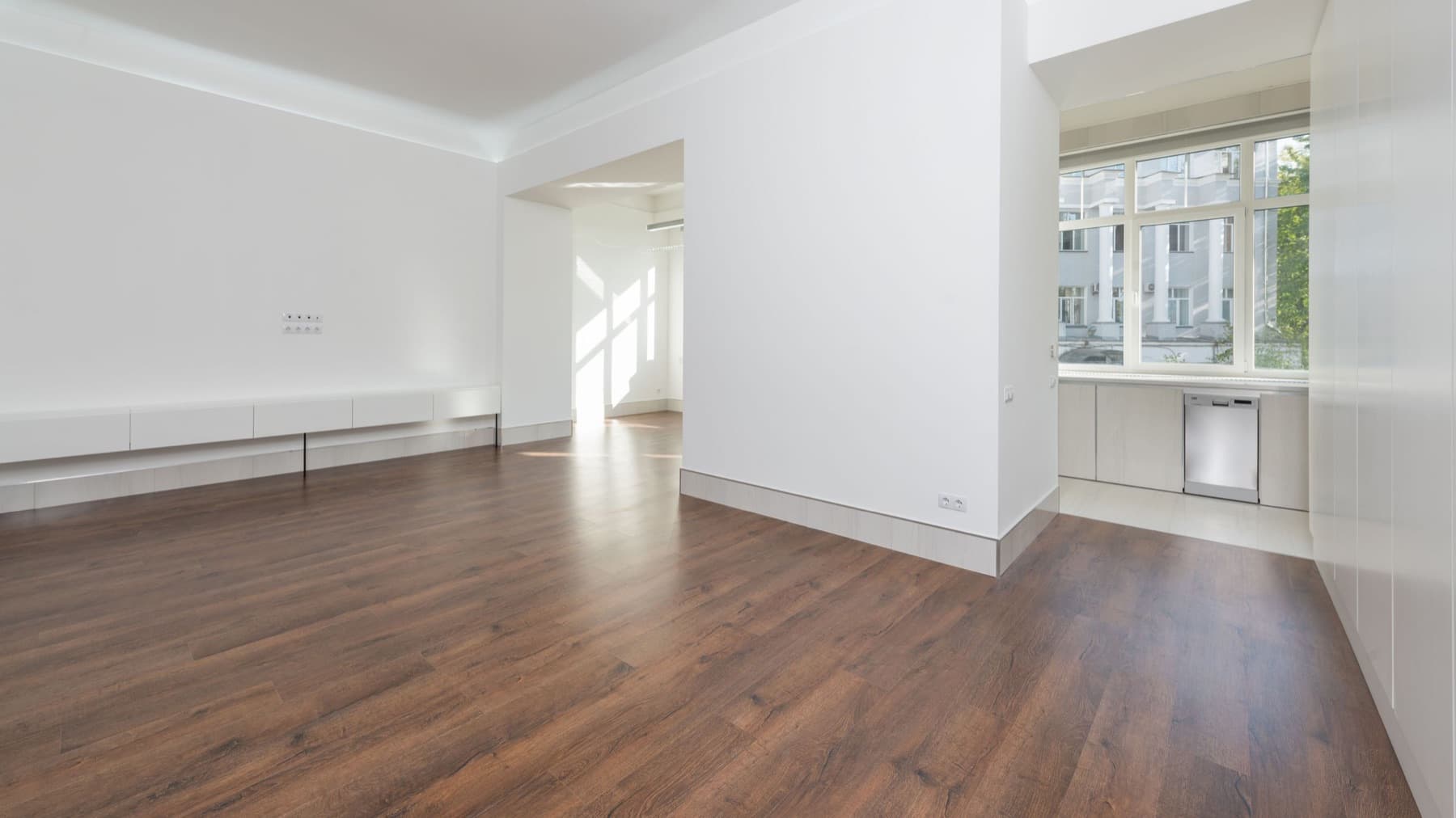 Heller Wohnraum mit Holzboden, Wände in der Vorschau in Kobalt
