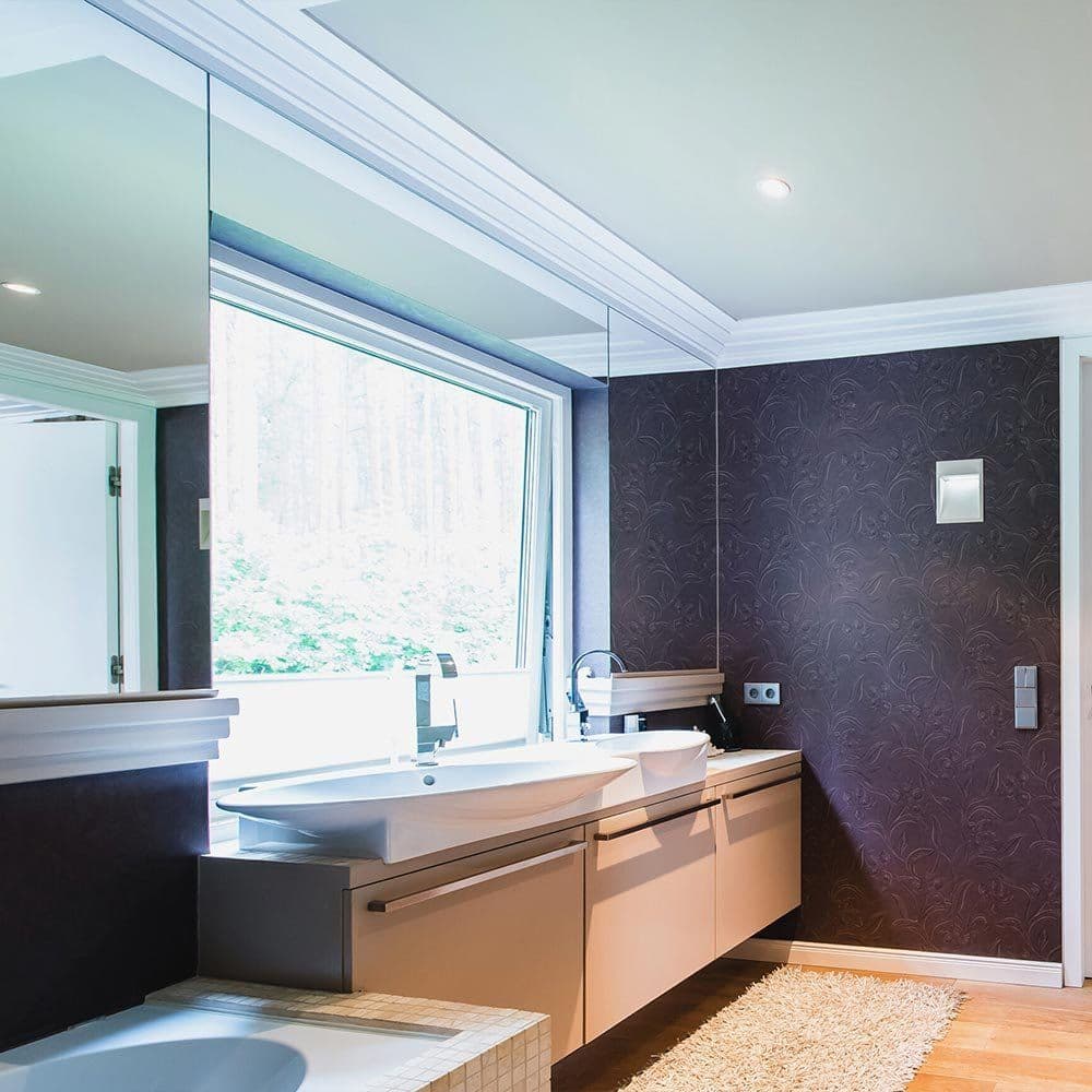 Renoviertes Badezimmer mit dunkler Glimmer-Effekttapete, Waschtisch und Zierleisten an der Decke