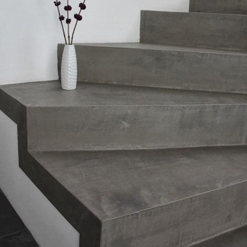Treppe mit fugenloser Mikrozement-Beschichtung in Dunkelgrau, Stufen und Podest durchgehend