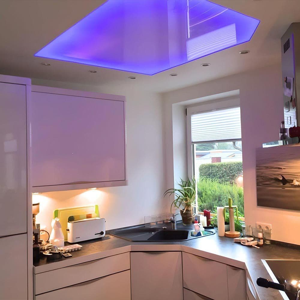 Küche mit abgehängtem Deckenfeld und violett leuchtender indirekter LED-Beleuchtung