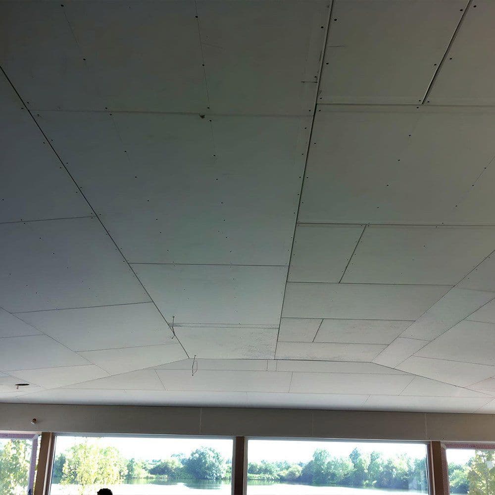 Neu beplankte Trockenbaudecke mit Plattenstößen vor dem Verspachteln