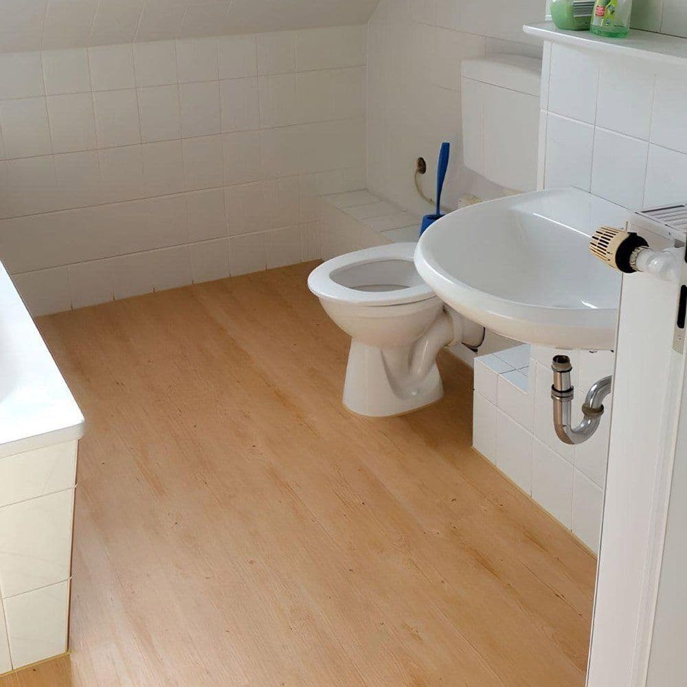 Badezimmer in Bremen mit Vinylboden in warmer Holzoptik, an WC und Waschbecken angearbeitet