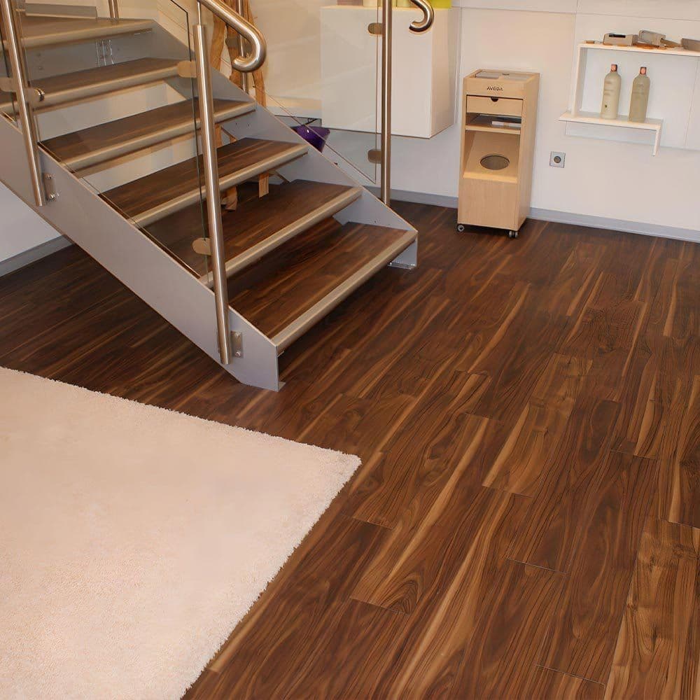 Friseursalon mit neu verlegtem Vinylboden in Holzoptik und angearbeiteter Treppe